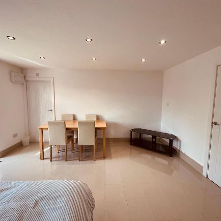 הית'רו Large Studio Flat B Near Heathrow מראה חיצוני תמונה