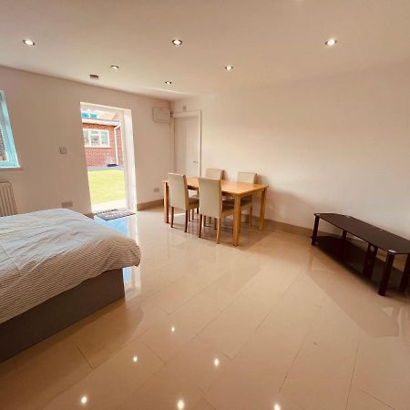 הית'רו Large Studio Flat B Near Heathrow מראה חיצוני תמונה